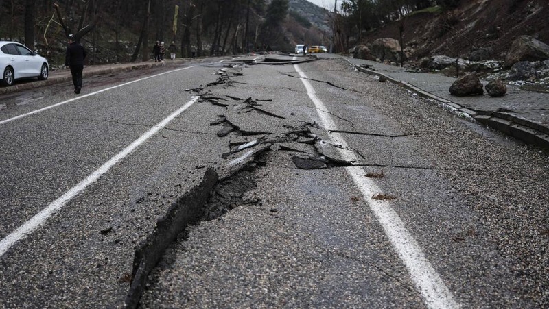 Bandara Hatay di selatan Turki rusak. Setelah gempa bumi di wilayah tersebut. (Tangkapan layar Twitter/bnonewslive)