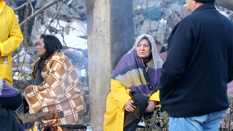 Orang-orang menunggu kabar dari kerabat mereka yang berada di bawah reruntuhan saat upaya pencarian dan penyelamatan berlanjut setelah gempa berkekuatan 7,7 dan 7,6 saat gempa bumi melanda Kahramanmaras, Turkiye pada 07 Februari 2023. Senin dini hari, gempa berkekuatan 7,7 SR, berpusat di distrik Pazarcik , mengguncang Kahramanmaras dan mengguncang beberapa provinsi dengan kuat, termasuk Gaziantep, Sanliurfa, Diyarbakir, Adana, Adiyaman, Malatya, Osmaniye, Hatay, dan Kilis. Kemudian, pada pukul 13.24. (1024GMT), gempa berkekuatan 7,6 yang berpusat di distrik Elbistan Kahramanmaras melanda wilayah tersebut. Turkiye mengumumkan 7 hari berkabung nasional setelah gempa bumi mematikan di provinsi selatan. (Serhat Zafer/Anadolu Agency via Getty Images)