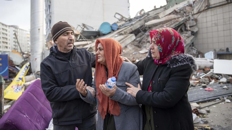 Seorang wanita menunggu kabar dari orang yang dicintainya, yang diyakini terjebak di bawah bangunan yang runtuh pada 07 Februari 2023 di Iskenderun, Turki. Gempa berkekuatan 7,8 melanda dekat Gaziantep, Turki, pada dini hari Senin, diikuti oleh gempa berkekuatan 7,5 setelah tengah hari. Gempa tersebut menyebabkan kerusakan luas di Turki selatan dan Suriah utara dan dirasakan di negara-negara terdekat. (Burak Kara/Getty Images)