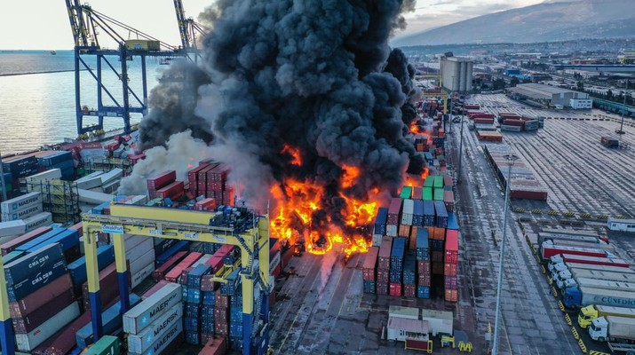Pandangan udara dari api di kontainer yang terbalik setelah gempa bumi di Pelabuhan Iskenderun di Hatay, setelah gempa berkekuatan 7,7 dan 7,6 skala Richter melanda Kahramanmaras, Turkiye pada 7 Februari 2023. Senin dini hari, gempa berkekuatan 7,7 SR, berpusat di distrik Pazarcik , mengguncang Kahramanmaras dan mengguncang beberapa provinsi dengan kuat, termasuk Gaziantep, Sanliurfa, Diyarbakir, Adana, Adiyaman, Malatya, Osmaniye, Hatay, dan Kilis. Kemudian, pada pukul 13.24. (1024GMT), gempa berkekuatan 7,6 yang berpusat di distrik Elbistan Kahramanmaras melanda wilayah tersebut. Turkiye mengumumkan 7 hari berkabung nasional setelah gempa bumi mematikan di provinsi selatan. (Murat ÅengÃ¼l/Anadolu Agency via Getty Images)