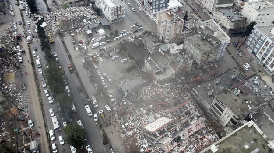 Pandangan udara dari bangunan yang runtuh di Adiyaman setelah gempa berkekuatan 7,7 dan 7,6 skala Richter melanda Kahramanmaras, Turkiye pada 7 Februari 2023. Senin dini hari, gempa berkekuatan 7,7 SR, yang berpusat di distrik Pazarcik, mengguncang Kahramanmaras dan mengguncang beberapa provinsi dengan kuat, termasuk Gaziantep, Sanliurfa, Diyarbakir, Adana, Adiyaman, Malatya, Osmaniye, Hatay, dan Kilis. Kemudian, pada pukul 13.24. (1024GMT), gempa berkekuatan 7,6 yang berpusat di distrik Elbistan Kahramanmaras melanda wilayah tersebut. Turkiye mengumumkan 7 hari berkabung nasional setelah gempa bumi mematikan di provinsi selatan. (Orhan Pehlul/Anadolu Agency via Getty Images)