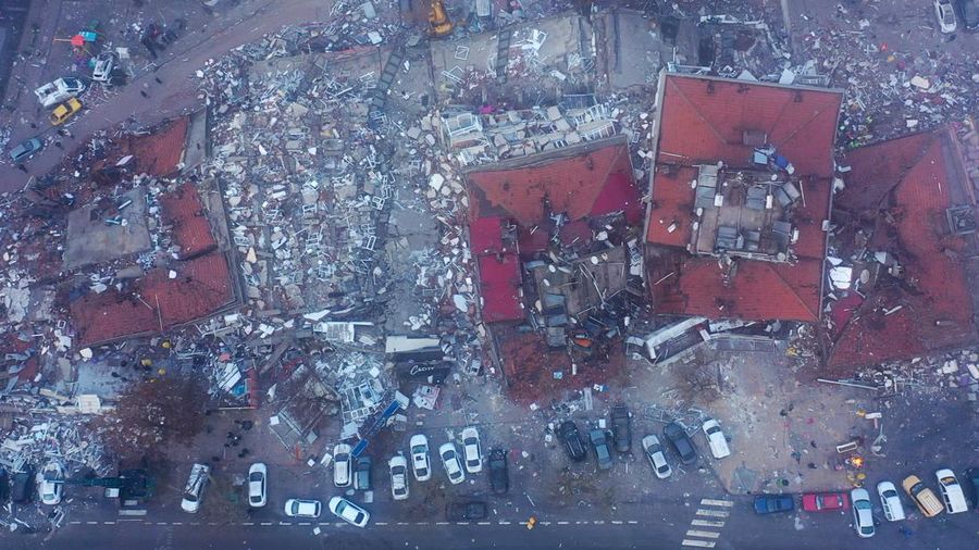 Asap mengepul dari Pelabuhan Iskenderun saat petugas penyelamat bekerja di lokasi bangunan yang runtuh pada 07 Februari 2023 di Iskenderun, Turki. Gempa berkekuatan 7,8 melanda dekat Gaziantep, Turki, pada dini hari Senin, diikuti oleh gempa berkekuatan 7,5 setelah tengah hari. Gempa tersebut menyebabkan kerusakan luas di Turki selatan dan Suriah utara dan dirasakan di negara-negara terdekat. (Burak Kara/Getty Images)