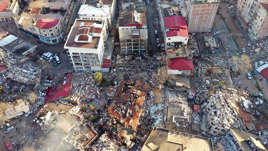Pandangan udara dari bangunan yang runtuh setelah gempa berkekuatan 7,7 dan 7,6 melanda Kahramanmaras, Turkiye pada 7 Februari 2023. Senin dini hari, gempa berkekuatan 7,7 yang berpusat di distrik Pazarcik, mengguncang Kahramanmaras dan mengguncang beberapa provinsi dengan kuat, termasuk Gaziantep, Sanliurfa, Diyarbakir, Adana, Adiyaman, Malatya, Osmaniye, Hatay, dan Kilis. Kemudian, pada pukul 13.24. (1024GMT), gempa berkekuatan 7,6 yang berpusat di distrik Elbistan Kahramanmaras melanda wilayah tersebut. Turkiye mengumumkan 7 hari berkabung nasional setelah gempa bumi mematikan di provinsi selatan. (Evrim Aydin/Anadolu Agency via Getty Images)