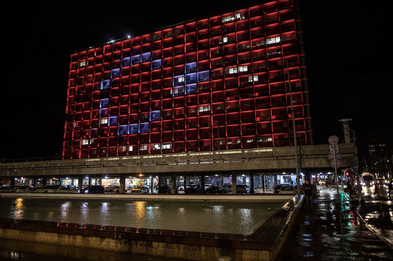Bendera Turki berkibar setengah tiang setelah Turkiye mengumumkan 7 hari berkabung nasional setelah gempa bumi mematikan di Ankara, Turkiye pada 06 Februari 2023. (Anadolu Agency via Getty Images) Bendera Turki berkibar setengah tiang setelah Turkiye mengumumkan 7 hari berkabung nasional setelah gempa bumi mematikan di Ankara, Turkiye pada 06 Februari 2023. (Anadolu Agency via Getty Images)s)