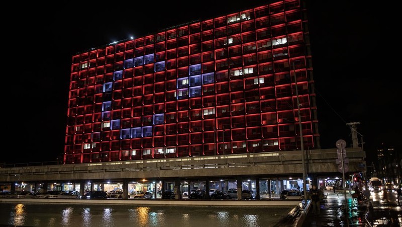 Bendera Turki berkibar setengah tiang setelah Turkiye mengumumkan 7 hari berkabung nasional setelah gempa bumi mematikan di Ankara, Turkiye pada 06 Februari 2023. (Anadolu Agency via Getty Images)s)