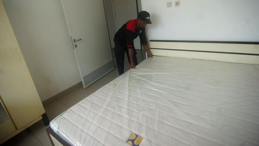 Petugas berada samping bangunan Rumah Susun Sewa (Rusunawa) Tegal, Jawa Tengah, Selasa (7/2/2023). Pemerintah Kota Tegal mulai membuka  pedaftaran penyewaan 42 kamar rusunawa untuk Masyarakat Berpenghasilan Rendah (MBR) dan membuka penyewaan Rumsh Susun Milik (Rusunami) untuk Aparatur Sipil Negara (ASN) sebagai ujicoba penerapan standar rumah susun hemat energi dan ramah lingkungan yang menyesuaikan kondisi iklim di suatu daerah. ANTARA FOTO/Oky Lukmansyah/hp.