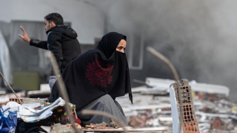 Seorang wanita menunggu kabar dari orang yang dicintainya, yang diyakini terjebak di bawah bangunan yang runtuh pada 07 Februari 2023 di Iskenderun, Turki. Gempa berkekuatan 7,8 melanda dekat Gaziantep, Turki, pada dini hari Senin, diikuti oleh gempa berkekuatan 7,5 setelah tengah hari. Gempa tersebut menyebabkan kerusakan luas di Turki selatan dan Suriah utara dan dirasakan di negara-negara terdekat. (Burak Kara/Getty Images)