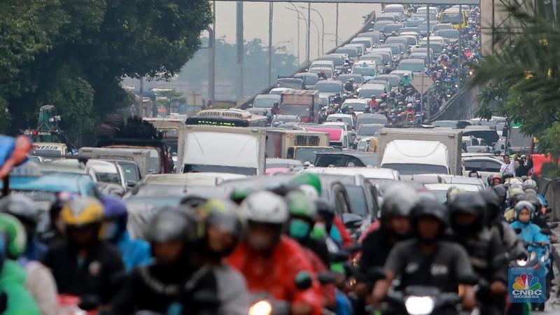 Suasana kemacetan di jalan TB Simatupang pasca banjir menggenangi jalan tersebut, Jakarta, Selasa, (7/2/2023). (CNBC Indonesia/ Muhammad Sabki)
