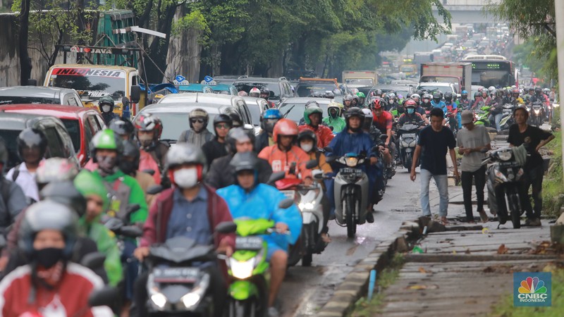 Suasana kemacetan di jalan TB Simatupang pasca banjir menggenangi jalan tersebut, Jakarta, Selasa, (7/2/2023). Suasana kemacetan di jalan TB Simatupang pasca banjir menggenangi jalan tersebut, Jakarta, Selasa, (7/2/2023). (CNBC Indonesia/ Muhammad Sabki)