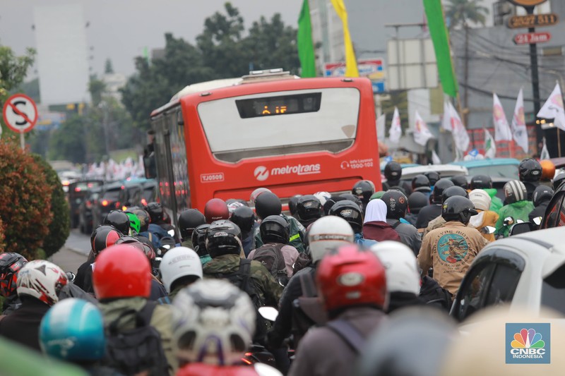 Suasana kemacetan di jalan TB Simatupang pasca banjir menggenangi jalan tersebut, Jakarta, Selasa, (7/2/2023). Suasana kemacetan di jalan TB Simatupang pasca banjir menggenangi jalan tersebut, Jakarta, Selasa, (7/2/2023). (CNBC Indonesia/ Muhammad Sabki)