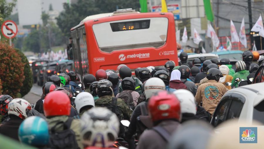 Suasana kemacetan di jalan TB Simatupang pasca banjir menggenangi jalan tersebut, Jakarta, Selasa, (7/2/2023). (CNBC Indonesia/ Muhammad Sabki)