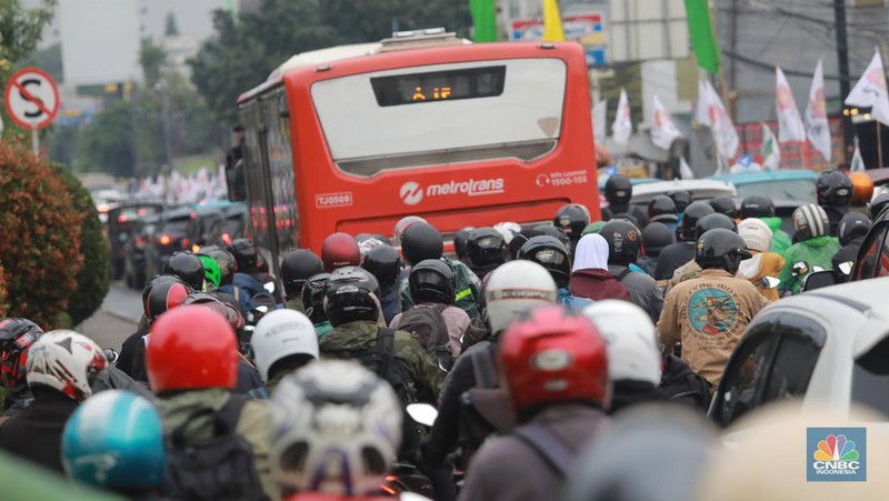 Suasana kemacetan di jalan TB Simatupang pasca banjir menggenangi jalan tersebut, Jakarta, Selasa, (7/2/2023). (CNBC Indonesia/ Muhammad Sabki)
