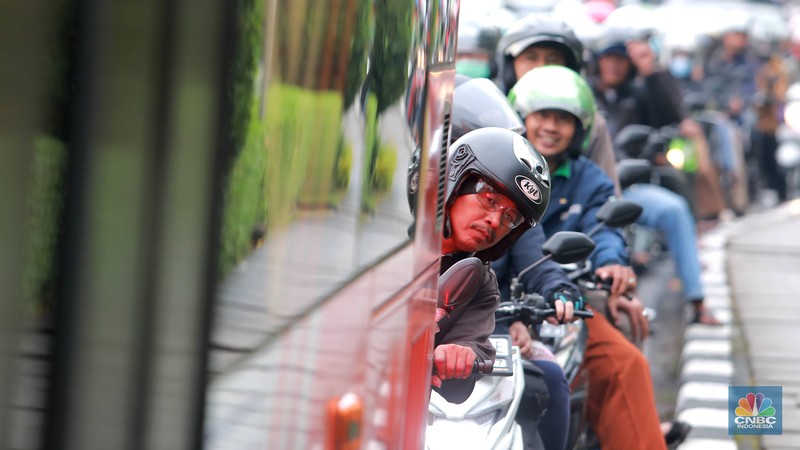 Suasana kemacetan di jalan TB Simatupang pasca banjir menggenangi jalan tersebut, Jakarta, Selasa, (7/2/2023). (CNBC Indonesia/ Muhammad Sabki)