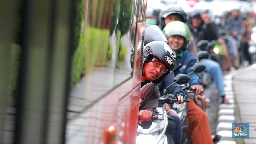 Suasana kemacetan di jalan TB Simatupang pasca banjir menggenangi jalan tersebut, Jakarta, Selasa, (7/2/2023). (CNBC Indonesia/ Muhammad Sabki)