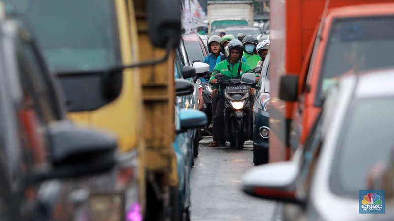 Suasana kemacetan di jalan TB Simatupang pasca banjir menggenangi jalan tersebut, Jakarta, Selasa, (7/2/2023). (CNBC Indonesia/ Muhammad Sabki)