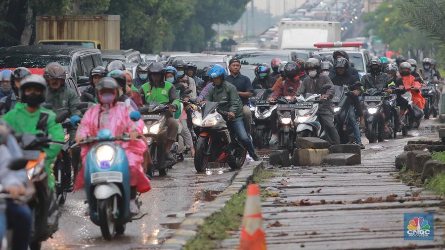 Suasana kemacetan di jalan TB Simatupang pasca banjir menggenangi jalan tersebut, Jakarta, Selasa, (7/2/2023). (CNBC Indonesia/ Muhammad Sabki)