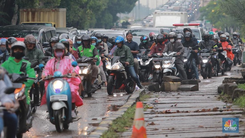 Suasana kemacetan di jalan TB Simatupang pasca banjir menggenangi jalan tersebut, Jakarta, Selasa, (7/2/2023). (CNBC Indonesia/ Muhammad Sabki)