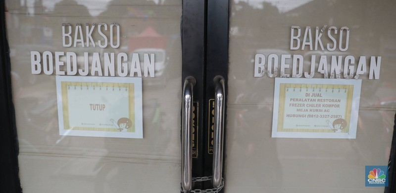Suasana salah satu Gerai makanan Warunk Upnormal yang tutup di Kawasan Depok, Jawa Barat, Selasa (7/2/2023). (CNBC Indonesia/ Muhammad Sabki)