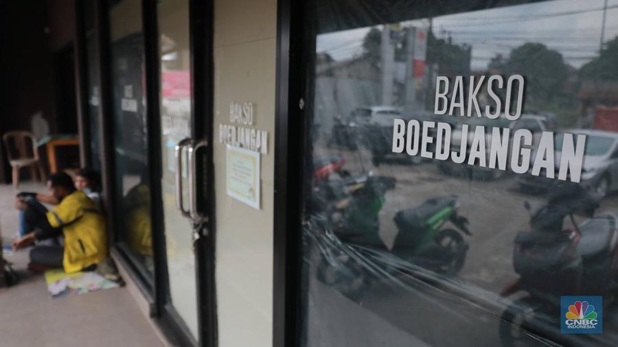 Suasana salah satu Gerai makanan Warunk Upnormal yang tutup di Kawasan Depok, Jawa Barat, Selasa (7/2/2023). (CNBC Indonesia/ Muhammad Sabki)