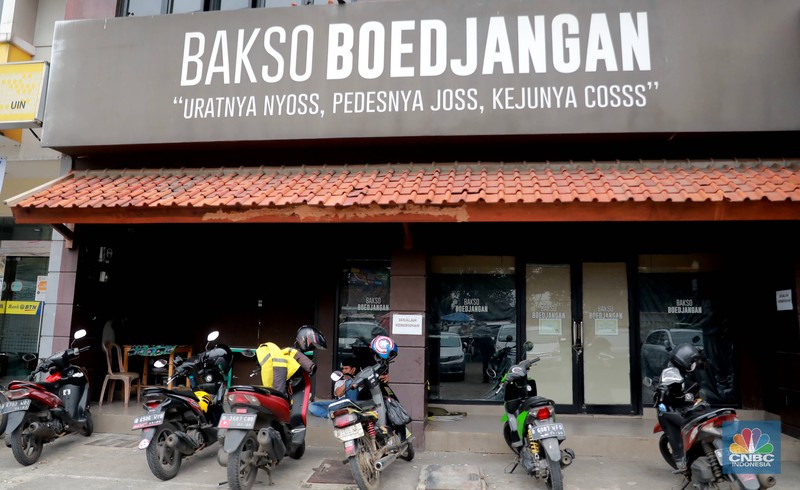 Suasana salah satu Gerai makanan Warunk Upnormal yang tutup di Kawasan Depok, Jawa Barat, Selasa (7/2/2023). (CNBC Indonesia/ Muhammad Sabki)