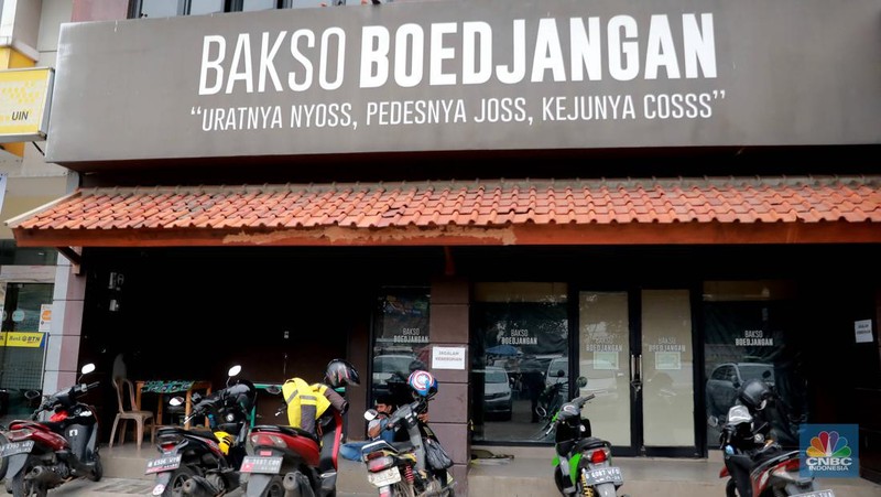 Suasana salah satu Gerai makanan Warunk Upnormal yang tutup di Kawasan Depok, Jawa Barat, Selasa (7/2/2023). (CNBC Indonesia/ Muhammad Sabki)