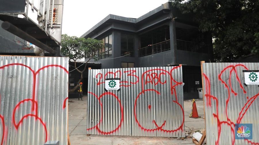 Suasana salah satu Gerai makanan Warunk Upnormal yang tutup di Kawasan Depok, Jawa Barat, Selasa (7/2/2023). (CNBC Indonesia/ Muhammad Sabki)