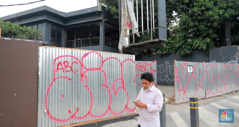Suasana salah satu Gerai makanan Warunk Upnormal yang tutup di Kawasan Depok, Jawa Barat, Selasa (7/2/2023). (CNBC Indonesia/ Muhammad Sabki)
