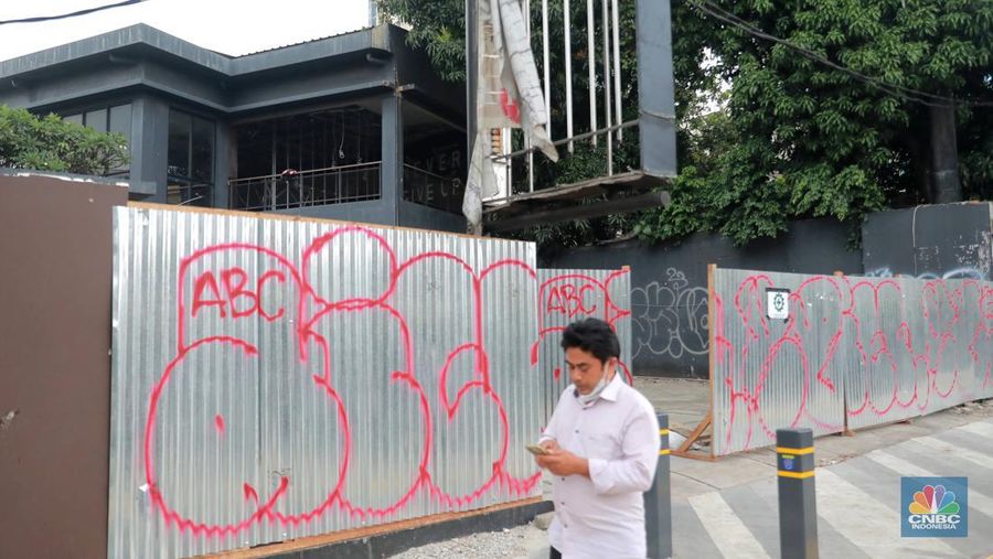 Suasana salah satu Gerai makanan Warunk Upnormal yang tutup di Kawasan Depok, Jawa Barat, Selasa (7/2/2023). (CNBC Indonesia/ Muhammad Sabki)
