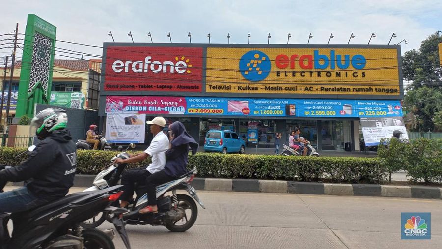 Suasana salah satu Gerai makanan Warunk Upnormal yang tutup di Kawasan Depok, Jawa Barat, Selasa (7/2/2023). (CNBC Indonesia/ Muhammad Sabki)
