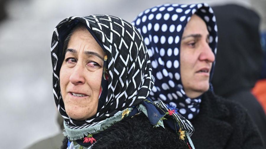 Warga mengikuti upaya pencarian dan penyelamatan di lokasi di Gaziantep, Turkiye pada 06 Februari 2023 menyusul gempa berkekuatan 7,7 dan 7,6 skala richter yang melanda Kahramanmaras Turkiye. Senin dini hari, gempa berkekuatan 7,7 yang berpusat di distrik Pazarcik, mengguncang Kahramanmaras dan mengguncang beberapa provinsi dengan kuat, termasuk Gaziantep, Sanliurfa, Diyarbakir, Adana, Adiyaman, Malatya, Osmaniye, Hatay, dan Kilis. Kemudian, pada pukul 13.24. (1024GMT), gempa berkekuatan 7,6 yang berpusat di distrik Elbistan Kahramanmaras melanda wilayah tersebut. Turkiye mengumumkan 7 hari berkabung nasional setelah gempa bumi mematikan di provinsi selatan. (Emin Sansar/Anadolu Agency via Getty Images)