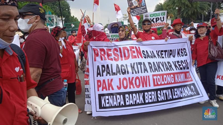 Aksi demo Koprasi Sejahtera Bersama, Rabu (8/2/2023). (CNBC Indonesia/Mentari puspadini)