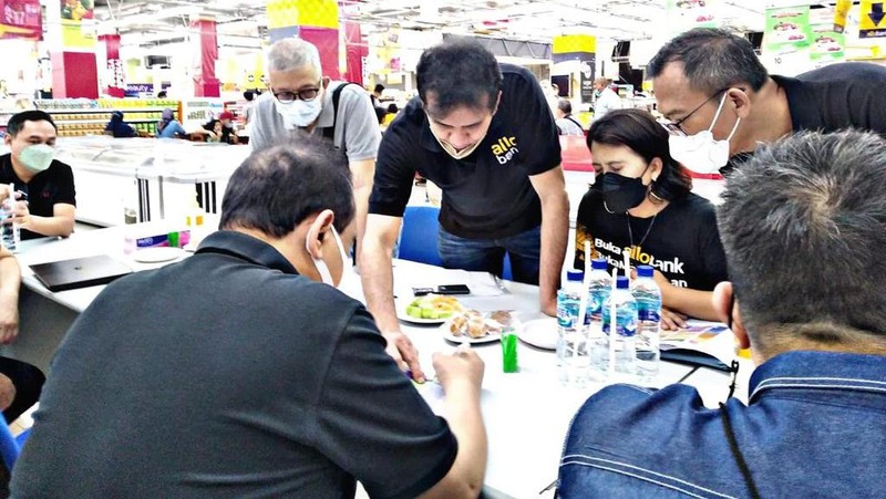 Chairul Tanjung meninjau langsung ke Transmart. (Foto: Istimewa)