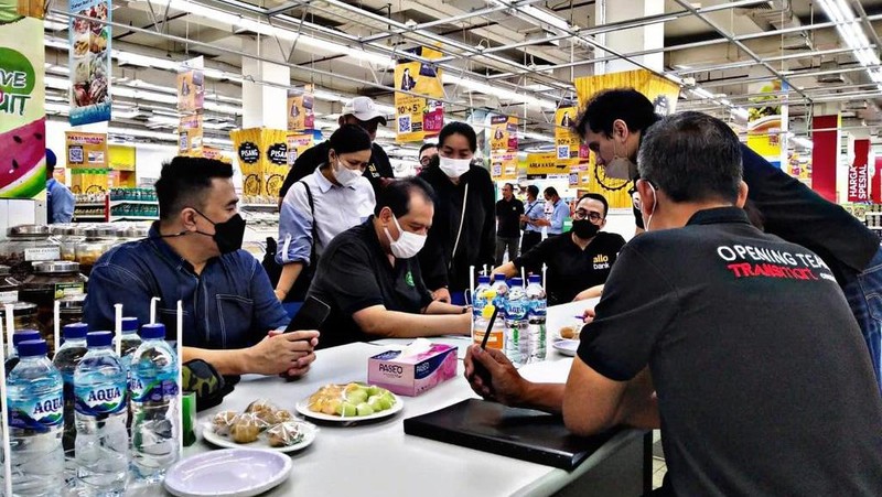 Chairul Tanjung meninjau langsung ke Transmart. (Foto: Istimewa)