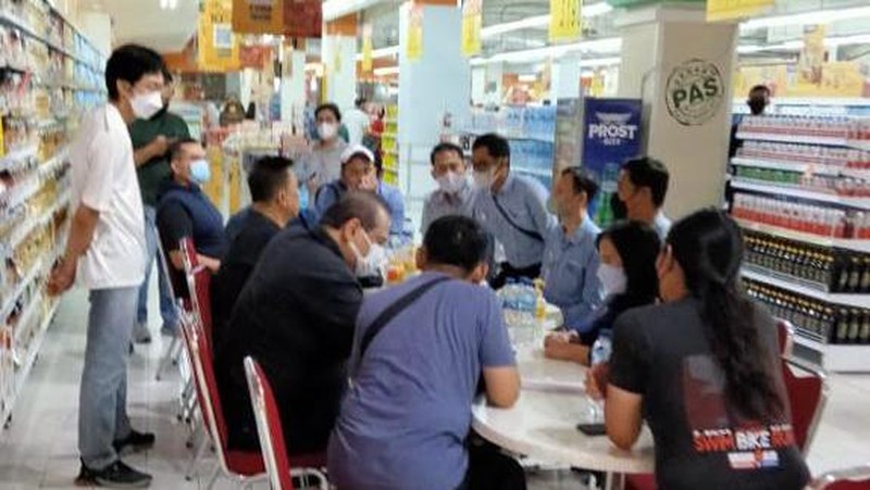 Chairul Tanjung meninjau langsung ke Transmart. (Foto: Istimewa)