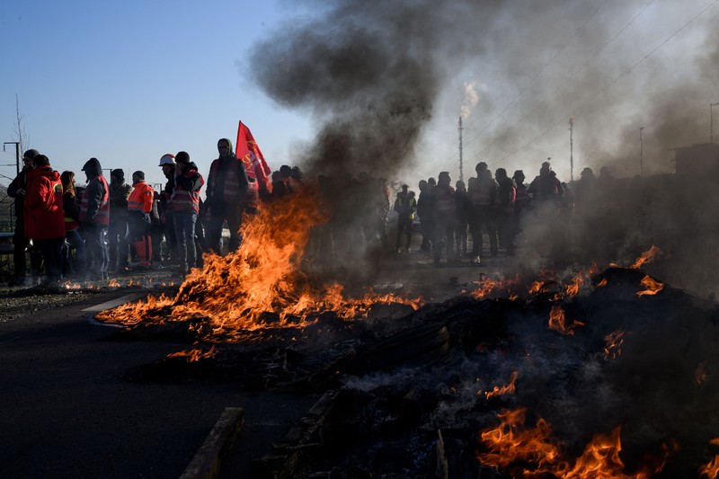 Demonstrasi menolak perpanjangan usia kerja sebelum pensiun yang digagas Presiden Emmanuel Macron terus bergulir. Hal tersebut telah memicu kemarahan publik yang tergambar dalam gelombang ketiga pemogokan nasional. (REUTERS/SARAH MEYSSONNIER)