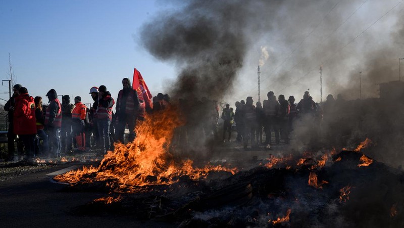 Demonstrasi menolak perpanjangan usia kerja sebelum pensiun yang digagas Presiden Emmanuel Macron terus bergulir. Hal tersebut telah memicu kemarahan publik yang tergambar dalam gelombang ketiga pemogokan nasional. (REUTERS/SARAH MEYSSONNIER)