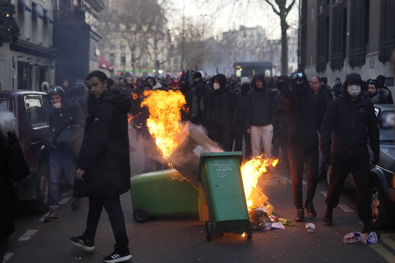 Demonstrasi menolak perpanjangan usia kerja sebelum pensiun yang digagas Presiden Emmanuel Macron terus bergulir. Hal tersebut telah memicu kemarahan publik yang tergambar dalam gelombang ketiga pemogokan nasional. (REUTERS/SARAH MEYSSONNIER) Demonstrasi menolak perpanjangan usia kerja sebelum pensiun yang digagas Presiden Emmanuel Macron terus bergulir. Hal tersebut telah memicu kemarahan publik yang tergambar dalam gelombang ketiga pemogokan nasional. (REUTERS/SARAH MEYSSONNIER)