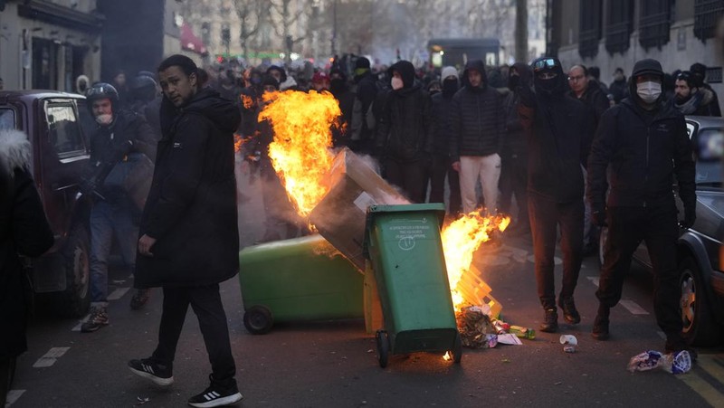 Demonstrasi menolak perpanjangan usia kerja sebelum pensiun yang digagas Presiden Emmanuel Macron terus bergulir. Hal tersebut telah memicu kemarahan publik yang tergambar dalam gelombang ketiga pemogokan nasional. (REUTERS/SARAH MEYSSONNIER)