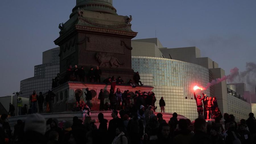 Demonstrasi menolak perpanjangan usia kerja sebelum pensiun yang digagas Presiden Emmanuel Macron terus bergulir. Hal tersebut telah memicu kemarahan publik yang tergambar dalam gelombang ketiga pemogokan nasional. (REUTERS/SARAH MEYSSONNIER)
