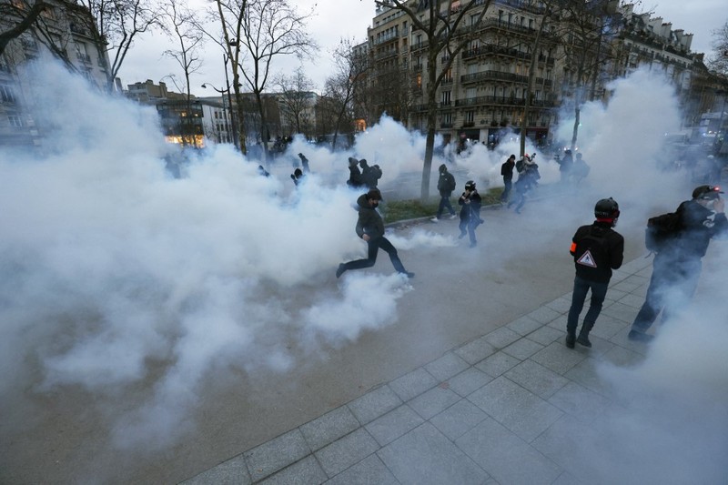 Demonstrasi menolak perpanjangan usia kerja sebelum pensiun yang digagas Presiden Emmanuel Macron terus bergulir. Hal tersebut telah memicu kemarahan publik yang tergambar dalam gelombang ketiga pemogokan nasional. (REUTERS/SARAH MEYSSONNIER) Demonstrasi menolak perpanjangan usia kerja sebelum pensiun yang digagas Presiden Emmanuel Macron terus bergulir. Hal tersebut telah memicu kemarahan publik yang tergambar dalam gelombang ketiga pemogokan nasional. (REUTERS/SARAH MEYSSONNIER)