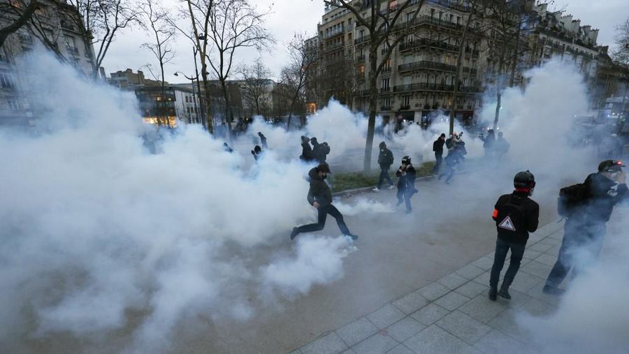Demonstrasi menolak perpanjangan usia kerja sebelum pensiun yang digagas Presiden Emmanuel Macron terus bergulir. Hal tersebut telah memicu kemarahan publik yang tergambar dalam gelombang ketiga pemogokan nasional. (REUTERS/SARAH MEYSSONNIER)