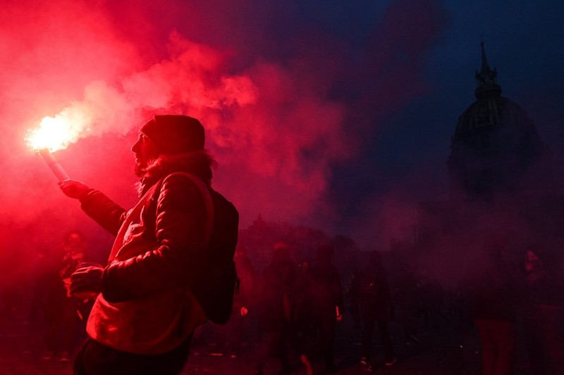 Demonstrasi menolak perpanjangan usia kerja sebelum pensiun yang digagas Presiden Emmanuel Macron terus bergulir. Hal tersebut telah memicu kemarahan publik yang tergambar dalam gelombang ketiga pemogokan nasional. (REUTERS/SARAH MEYSSONNIER) Demonstrasi menolak perpanjangan usia kerja sebelum pensiun yang digagas Presiden Emmanuel Macron terus bergulir. Hal tersebut telah memicu kemarahan publik yang tergambar dalam gelombang ketiga pemogokan nasional. (REUTERS/SARAH MEYSSONNIER)