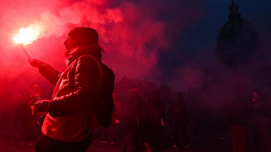 Demonstrasi menolak perpanjangan usia kerja sebelum pensiun yang digagas Presiden Emmanuel Macron terus bergulir. Hal tersebut telah memicu kemarahan publik yang tergambar dalam gelombang ketiga pemogokan nasional. (REUTERS/SARAH MEYSSONNIER)