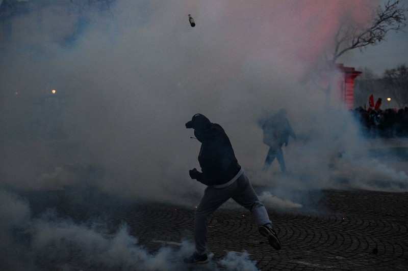 Demonstrasi menolak perpanjangan usia kerja sebelum pensiun yang digagas Presiden Emmanuel Macron terus bergulir. Hal tersebut telah memicu kemarahan publik yang tergambar dalam gelombang ketiga pemogokan nasional. (REUTERS/SARAH MEYSSONNIER)
