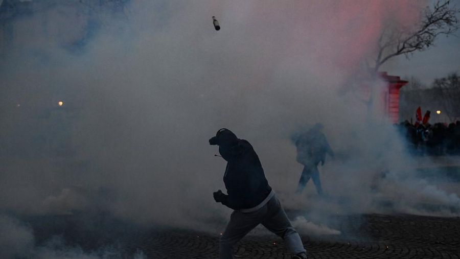 Demonstrasi menolak perpanjangan usia kerja sebelum pensiun yang digagas Presiden Emmanuel Macron terus bergulir. Hal tersebut telah memicu kemarahan publik yang tergambar dalam gelombang ketiga pemogokan nasional. (REUTERS/SARAH MEYSSONNIER)