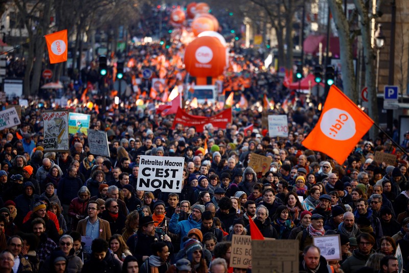 Demonstrasi menolak perpanjangan usia kerja sebelum pensiun yang digagas Presiden Emmanuel Macron terus bergulir. Hal tersebut telah memicu kemarahan publik yang tergambar dalam gelombang ketiga pemogokan nasional. (REUTERS/SARAH MEYSSONNIER)