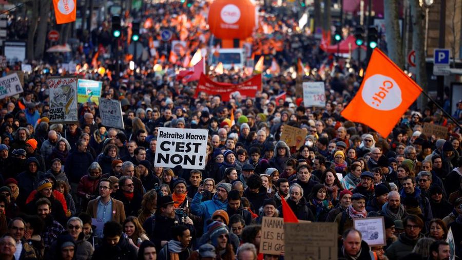 Demonstrasi menolak perpanjangan usia kerja sebelum pensiun yang digagas Presiden Emmanuel Macron terus bergulir. Hal tersebut telah memicu kemarahan publik yang tergambar dalam gelombang ketiga pemogokan nasional. (REUTERS/SARAH MEYSSONNIER)