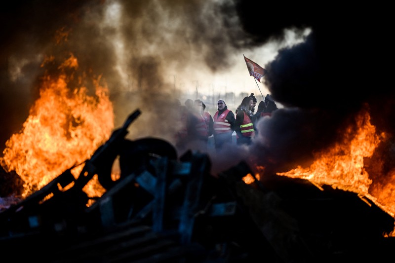 Demonstrasi menolak perpanjangan usia kerja sebelum pensiun yang digagas Presiden Emmanuel Macron terus bergulir. Hal tersebut telah memicu kemarahan publik yang tergambar dalam gelombang ketiga pemogokan nasional. (REUTERS/SARAH MEYSSONNIER) Demonstrasi menolak perpanjangan usia kerja sebelum pensiun yang digagas Presiden Emmanuel Macron terus bergulir. Hal tersebut telah memicu kemarahan publik yang tergambar dalam gelombang ketiga pemogokan nasional. (REUTERS/SARAH MEYSSONNIER)