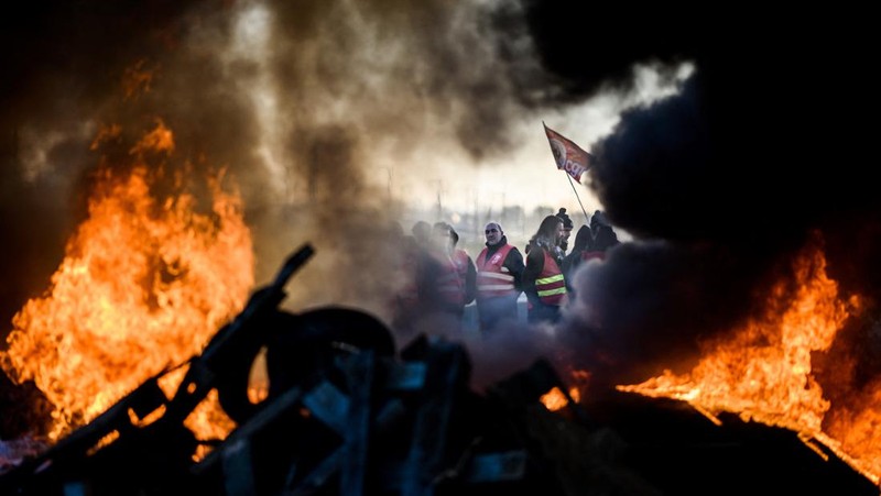 Demonstrasi menolak perpanjangan usia kerja sebelum pensiun yang digagas Presiden Emmanuel Macron terus bergulir. Hal tersebut telah memicu kemarahan publik yang tergambar dalam gelombang ketiga pemogokan nasional. (REUTERS/SARAH MEYSSONNIER)
