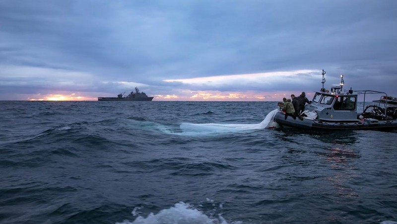 Gambar yang disediakan oleh Angkatan Laut A.S. ini menunjukkan para pelaut yang ditugaskan ke Grup Pembuangan Persenjataan Peledak 2 memulihkan balon pengintai ketinggian tinggi di lepas pantai Pantai Myrtle, S.C., 5 Februari 2023. (U.S. Navy via AP)